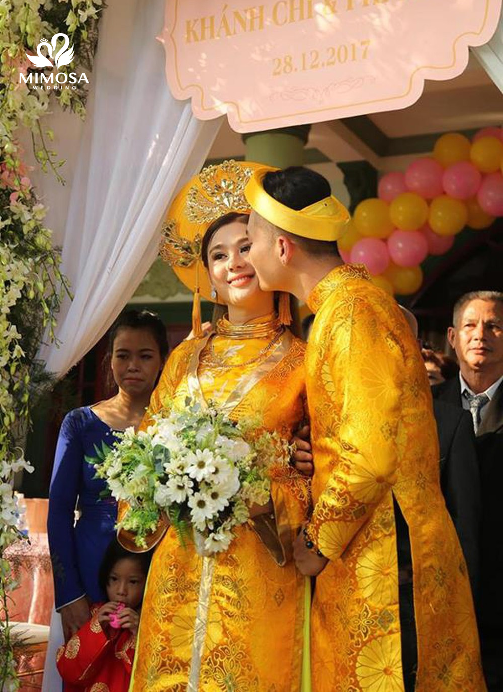 Váy cưới màu vàng đi bàn lệch vai lấp lánh  VC52  NiNiStore 2023