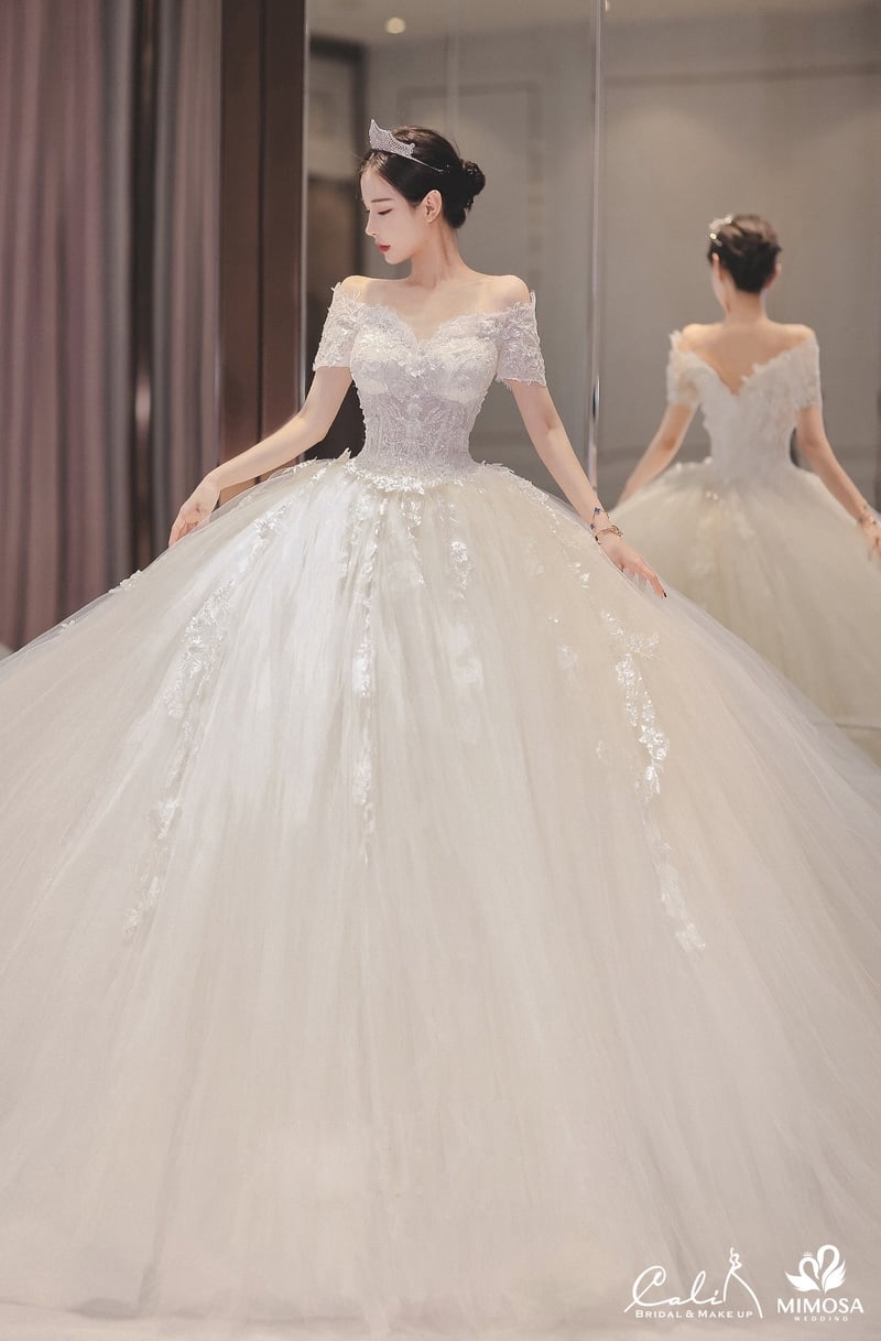 Cận cảnh váy cưới đẹp nín thở của công chúa béo Quỳnh Anh