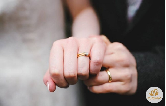 Hạnh phúc viễn mãn cùng đeo nhẫn cưới, biểu tượng tình yêu vĩnh cửu. Hãy cùng chiêm ngưỡng hình ảnh đeo nhẫn cưới và cho phép chính nó truyền tải đến bạn thông điệp của tình yêu đích thực.