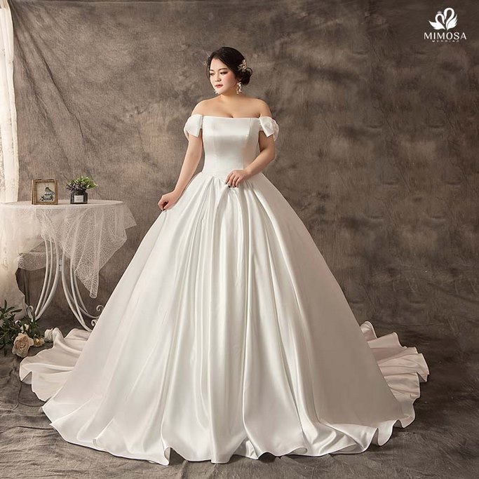 cô dâu mập lùn nên chọn những mẫu váy cưới có thiết kế đơn giản