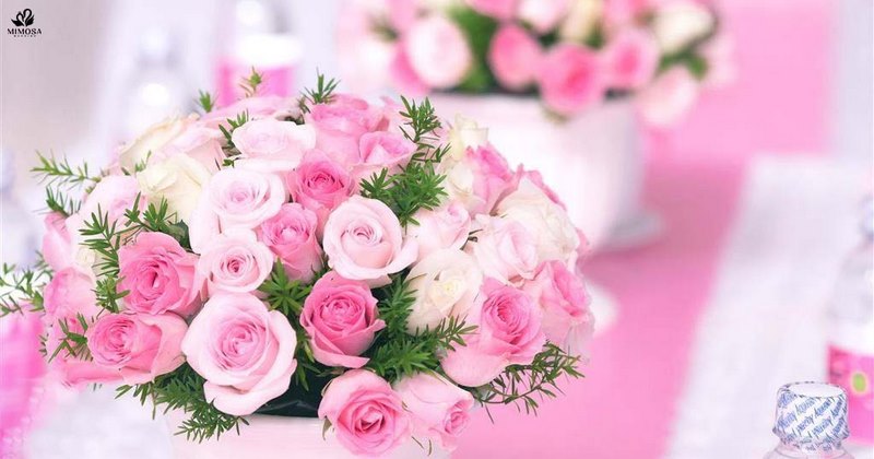 hoa hồng để bàn ngày cưới