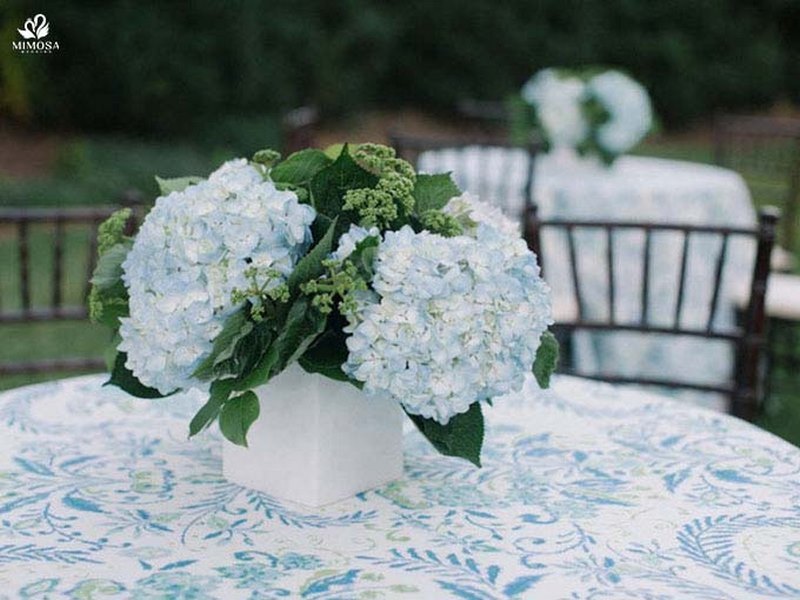 hoa cẩm tú để bàn ngày cưới