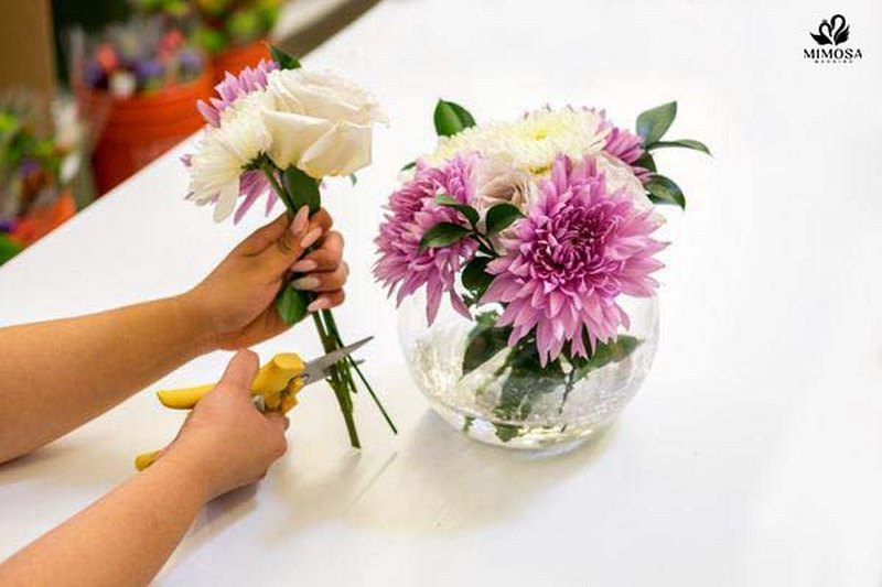 cách cắm hoa để bàn cưới đơn giản