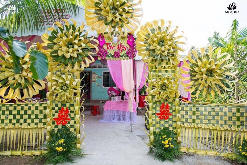 cổng cưới lá dừa được kết từ những bông hoa